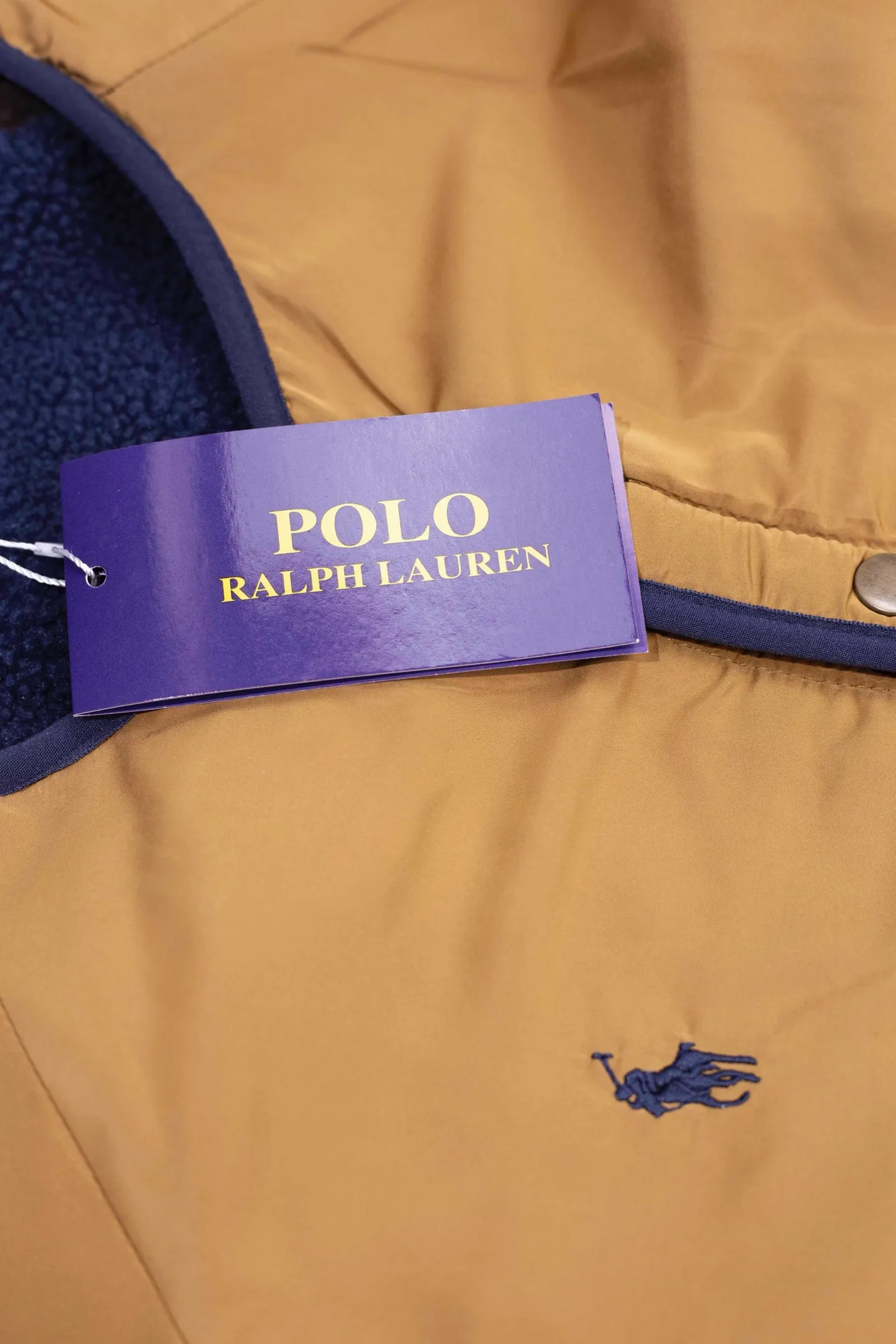 P340 Ralph Lauren/Ralph Lauren autumn and winter double-sided warm polar fleece jacket single-breasted lamb velvet jacket Color classification: color matching double-sided fabric: 100% polyester fiber 🔥Ralph Lauren autumn new style Double-sided design Versatile classic khaki on one side and warm lamb wool on the other side Easily switch styles to increase matching flexibility Short wide stand-up collar version Elastic binding at the hem of the cuffs Double-headed zipper at the placket to add styling and practicality The pullers are all equipped with strings for more convenience. The nylon side is a zipper pocket. The plaid side pockets are three-dimensionally raised. The bag opening is elastically adjustable. It is very distinctive. The chest is embellished with brand embroidery. The details and quality are very exquisite. 🎈Color: Picture color 📐Size: S M L XL S Bust 112 Length 64 M Bust 116 Length 66 L Bust 120 Length 68 XL Bust 124 Length 70 Size S Recommended 90-105 jins M Recommended 105-130 jins L Recommended 130-155 jins XL Recommended 155-180 jins